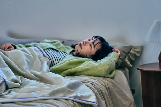 温泉ヒーリングブランケットを掛けて、ベッドで眠る女性